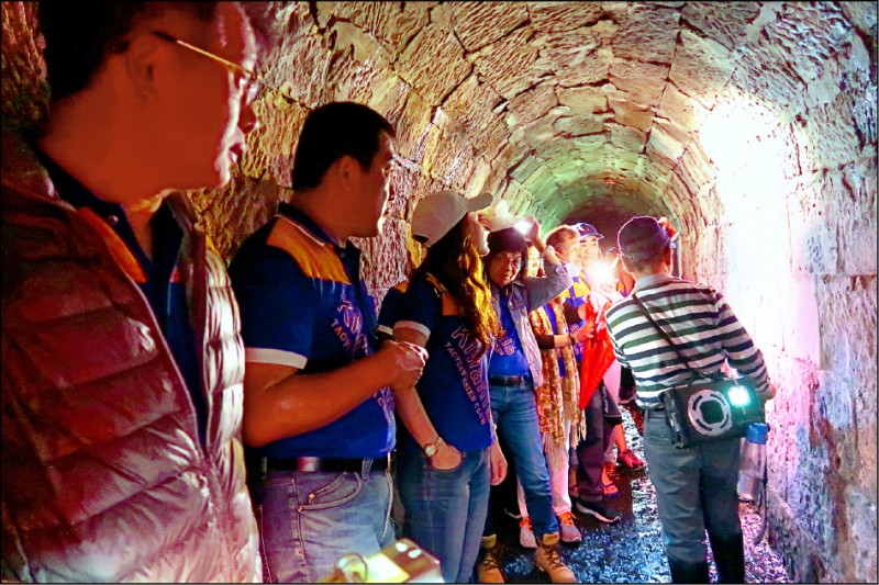 神祕坑道探險，需帶頭燈或手電筒進入，且腳穿雨鞋。