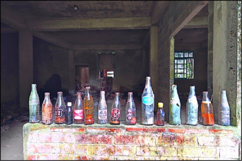 礦工福利社中遺留許多現今品牌已消失的飲料空罐。