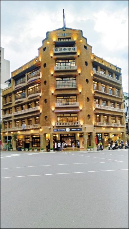 隨著華燈初上，林百貨也揭開它風華再現的面紗。