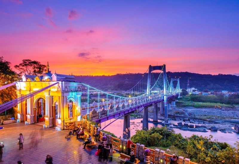 桃園旅遊元素豐富多樣，旅人可體驗不一樣旅遊樂趣。圖為桃園大溪吊橋。（可樂旅遊提供）