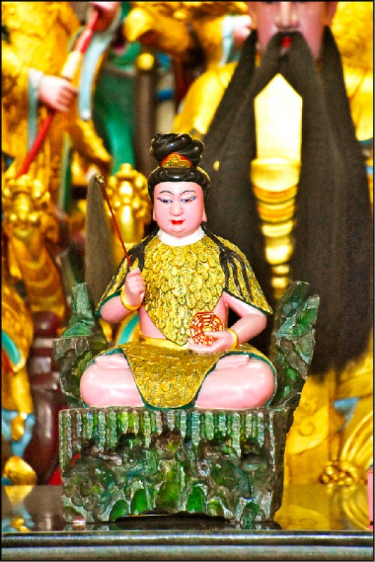 台北覺修宮內奉祀的地母娘娘。