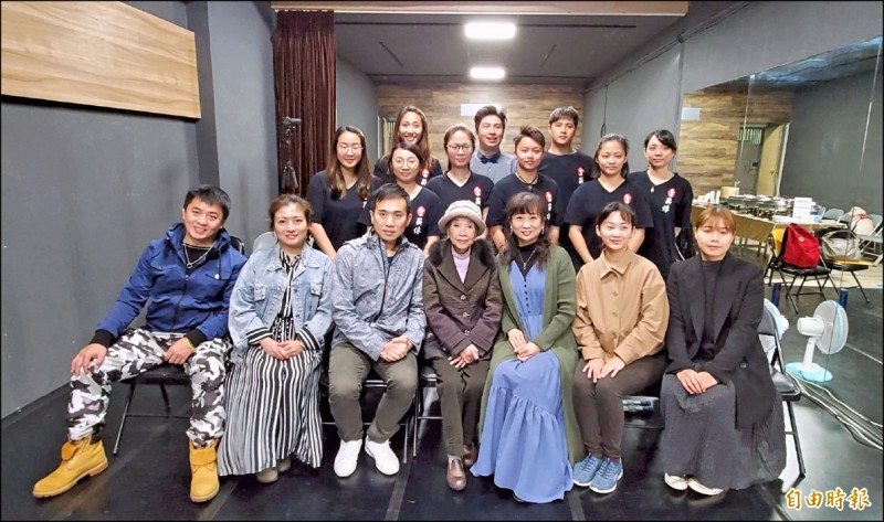 自民國94年底落腳在重慶北路民宅2樓的排練場不敷使用，廖瓊枝四處尋覓新址，恰逢劇團現址一樓空出，房東同意租給劇團，未來將提供傳承、教學等活動使用。廖瓊枝與薪傳團員歡喜合照。（記者凌美雪攝）