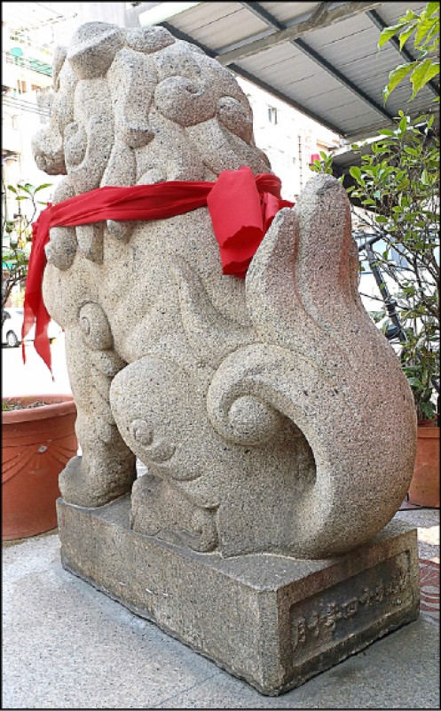 忠義祠狛犬背影，尾巴碩大。