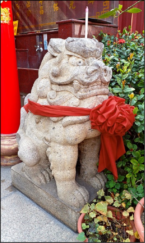 忠義祠拜亭兩邊各一閉口露齒、開口狛犬。