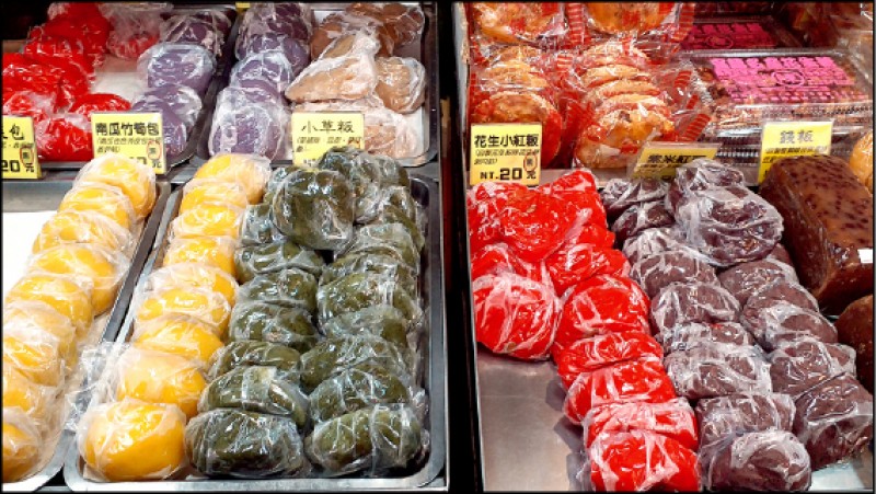 三角店客家菜包24小時營業，店內約有20多種五彩繽紛的客家米食。