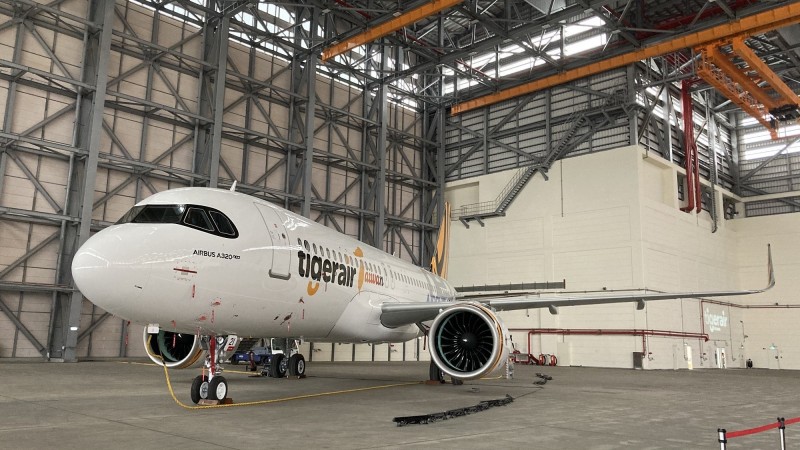 A320neo駕駛艙前方的視窗設計選用黑色窗櫺，遠遠看去像似飛機戴著一副黑色墨鏡。（台灣虎航提供）