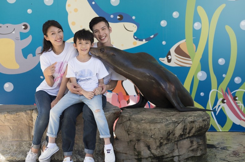 母親節全家一起暢玩樂園，歡度溫馨佳節。（遠雄海洋公園提供）