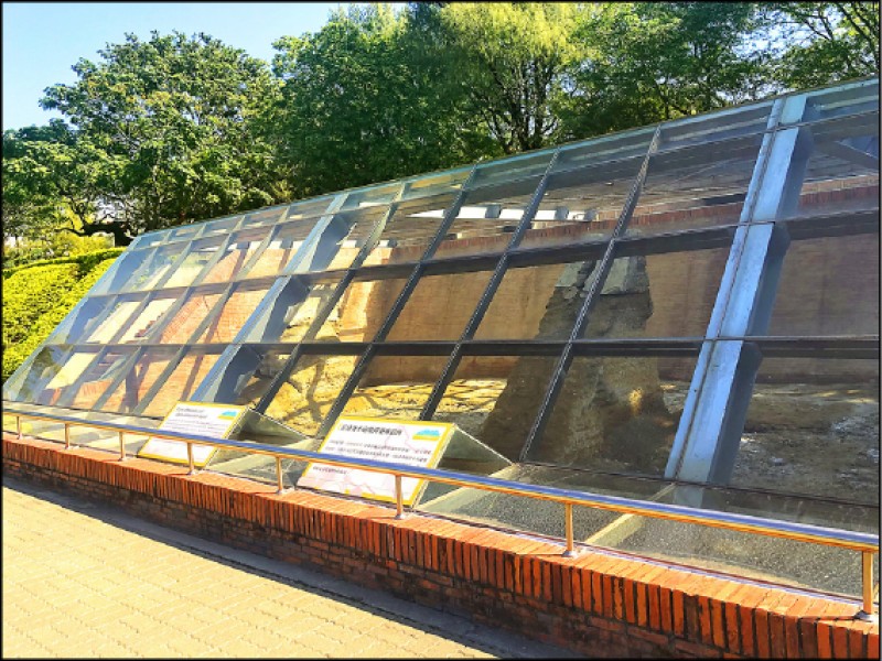 玻璃罩住近年挖到的兵房及彈藥庫遺跡。