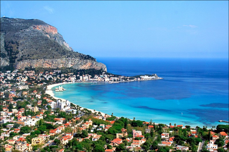 地中海優美的環境，也是許多商務旅客會選擇遠距工作的地點。