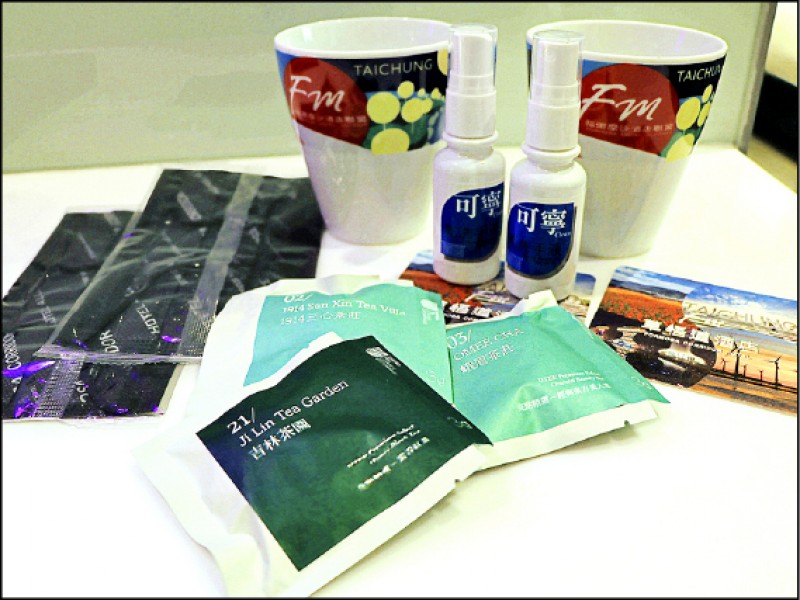 COVID-19疫情讓飯店的備品也產生變化，準備口罩、消毒噴劑才叫貼心。