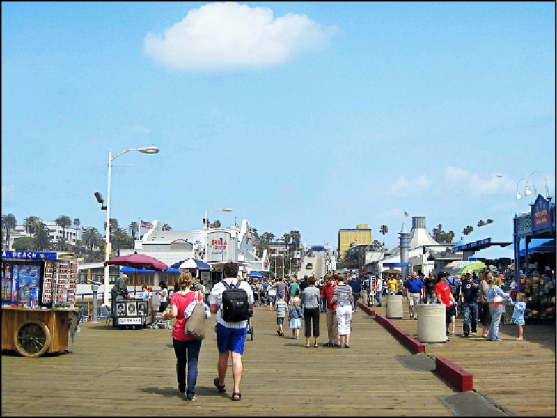 疫情放緩後美國已先出現一波國內旅遊潮，打算赴美打疫苗的民眾也開始詢問票價。