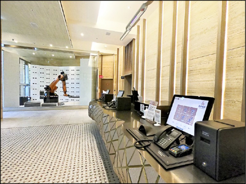 無人櫃台，自行辦理入住，有機器手臂存放、機器人送行李的飯店，原是為了節省人力，如今也不失為防疫的好方式。