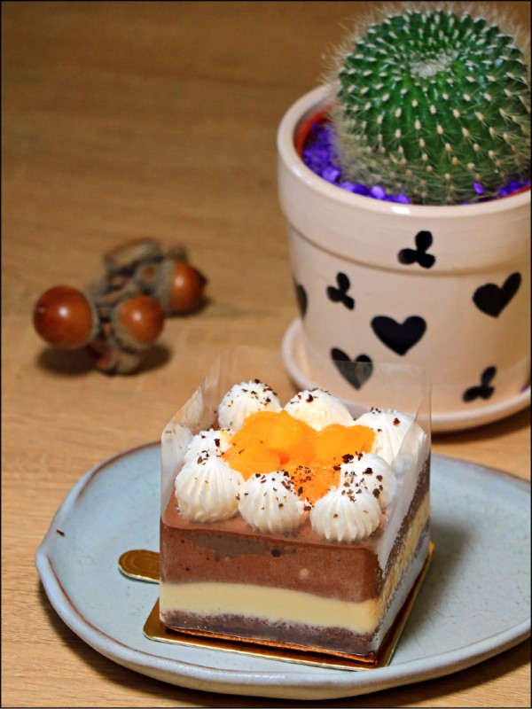 黑珍珠蛋糕（140元／個）將馬告搭配巧克力，口感更富層次。