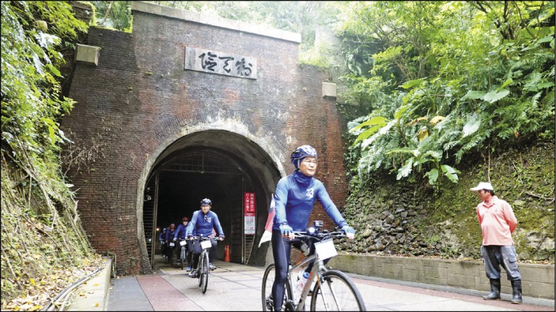 騎舊草嶺隧道，聽台灣民謠《丟丟銅仔》心情特別愉快。