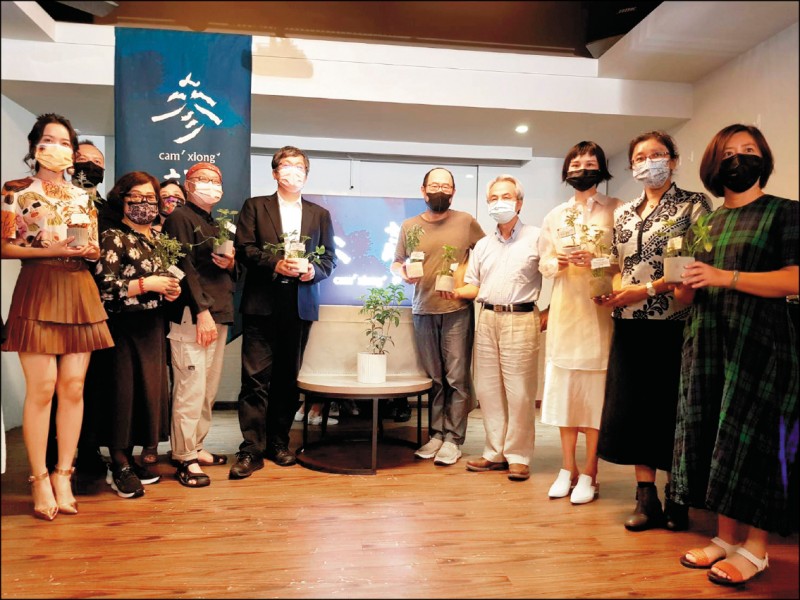 楊長鎮（左6）與各領域召集人合影。（客家委員會／提供）