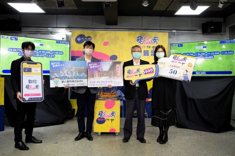 藝FUN券第二週抽籤，文化部文創發展司長江清松（右2）、高雄市政府文化局長王文翠（右）、台南市政府文化局長葉澤山（左2）及見證律師合影。（文化部提供）