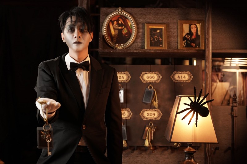 君品酒店宅饗宴「萬聖限定版」住房專案打造沉浸式迎賓服務。（雲朗觀光集團提供）