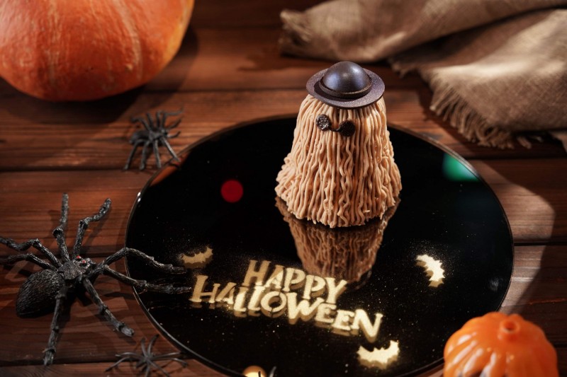 入住君品酒店萬聖版宅饗宴住房專案贈期間限定「毛怪栗子蛋糕」。（雲朗觀光集團提供）