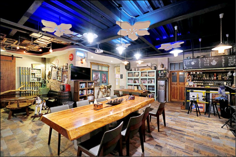 草山境民宿的公共空間寬敞且具特色，成了新寶島康樂隊拍MV的地方。