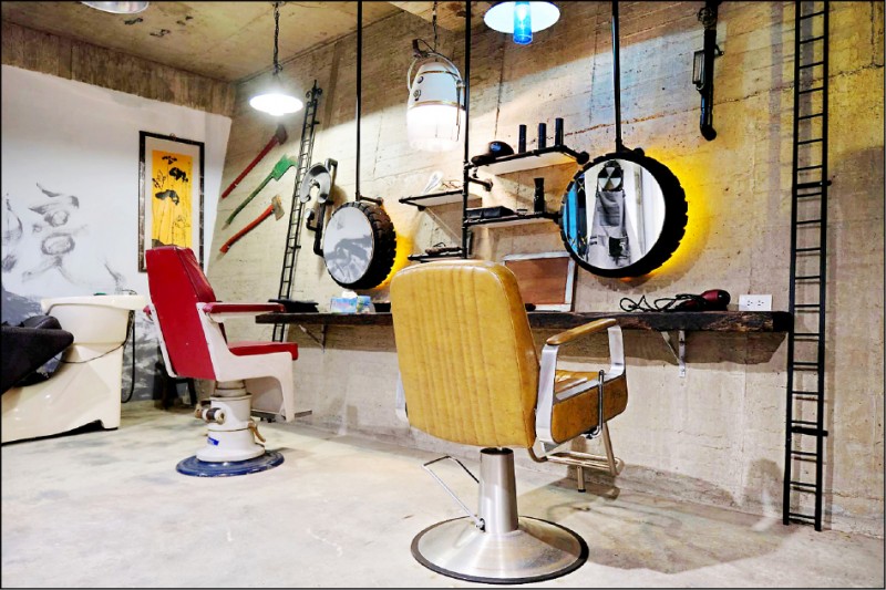 民宿主人利用輪胎等廢棄物，手作打造懷舊並具工業風格的理髮廳。