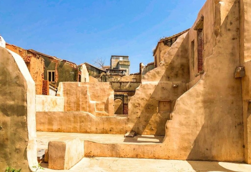 有「金門摩洛哥」之稱的沙美老街，充滿異國風情。（易飛網提供）