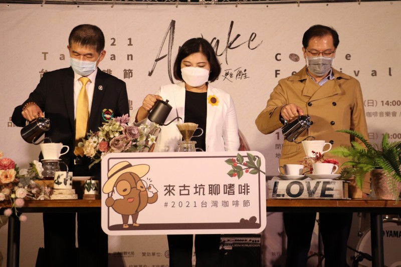 雲林縣長張麗善今（8）日在台北舉辦「2021台灣咖啡節」記者會，為該活動拉開序幕。右為雲林縣政府農業處處長吳芳銘、左為新北市雲林同鄉會總會理事長林進忠。（雲林縣政府提供）