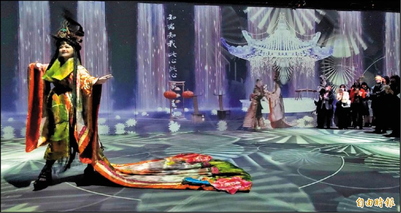 《蕩寇誌之終極英雄》真人現場與虛擬影像共演，觀眾體驗幾乎零距離的觀賞模式。（記者凌美雪攝）