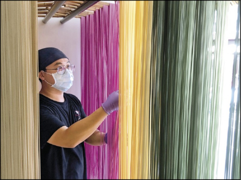 「麥麵」老闆用心梳理彩色麵條。