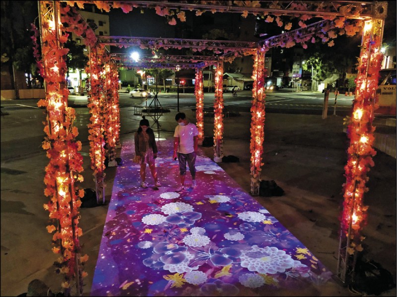 燈光投影互動讓遊客腳下踩出花朵。