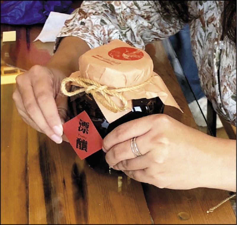 遊客可以親自製作迷你版小甕醬油。