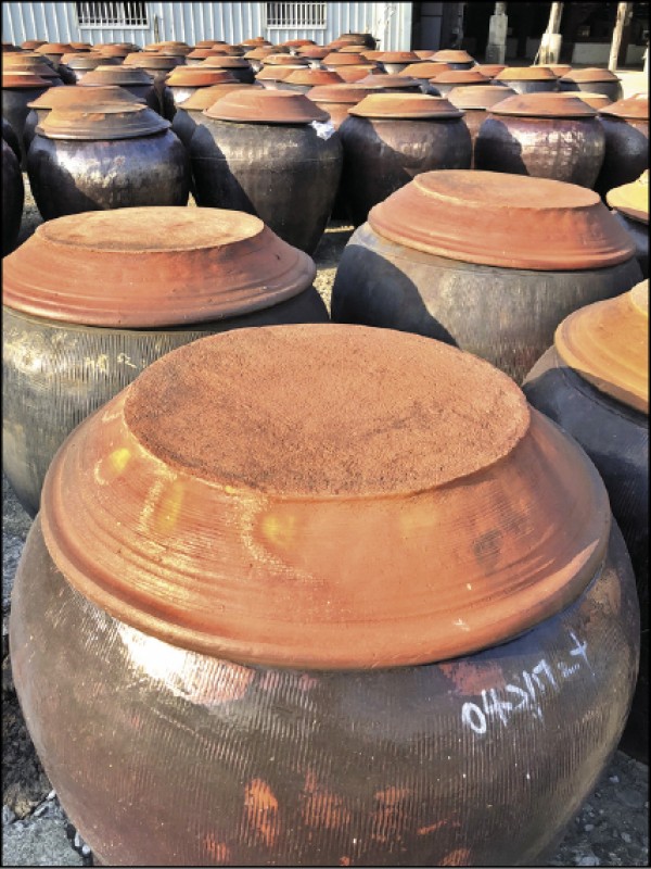 義興醬油廠有超過一甲子製醬經驗。