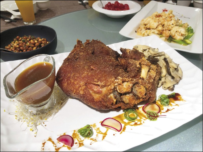 新悅花園酒店主廚來自澳門，精通粵菜料理。