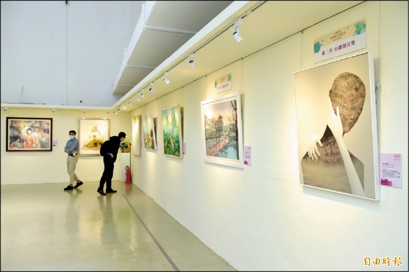 臺灣銀行藝術祭─繪畫季＆攝影季作品展。（記者胡舜翔攝）