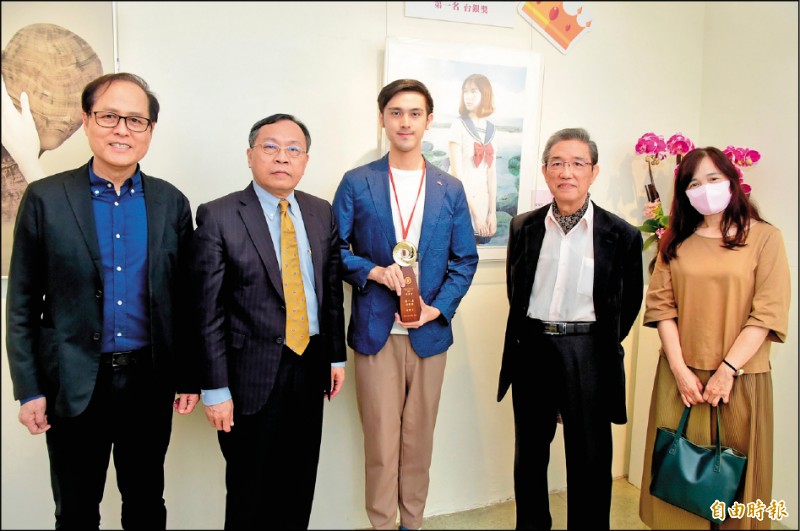 臺灣銀行藝術季─繪畫祭＆攝影季頒獎典禮，臺南美術館董事長蘇憲法（左起）、臺灣銀行董事長呂桔誠、繪畫第1名得主胡銜文、藝評家王哲雄、胡銜文母親合影。（記者胡舜翔攝）