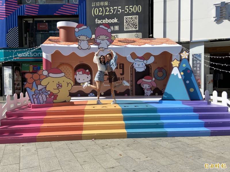 「好朋友聖誕糖果屋」兼具大型裝置與活動舞台，在此和布丁狗一起開唱玩樂到明年。（記者周幸叡攝）