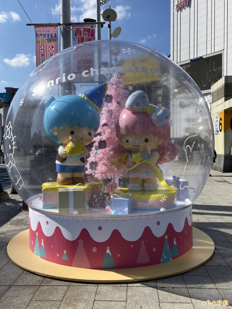 大型的「星願音樂水晶」，為冬日增添可愛浪漫的白色聖誕氛圍。（記者周幸叡攝）