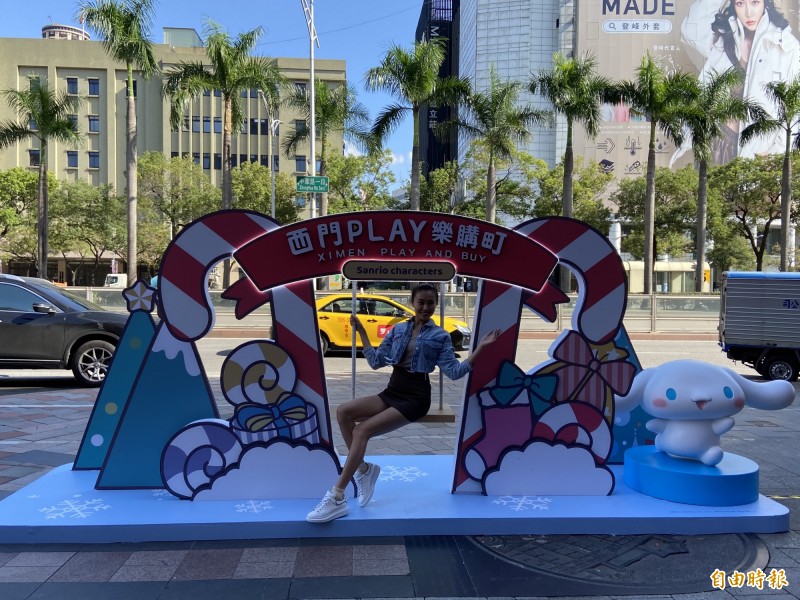 坐上「雪花天空鞦韆」，拍張和大耳狗喜拿徜徉西門町商圈的美照吧！（記者周幸叡攝）