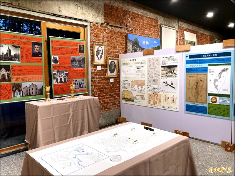 成功大學推動台灣學，其中，歷史系、心理系、藝術所等合作，在「Formosa偎海e所在」子計畫「從Formosa航向東亞」中，展出18、19世紀的台南歷史。（記者劉婉君攝）