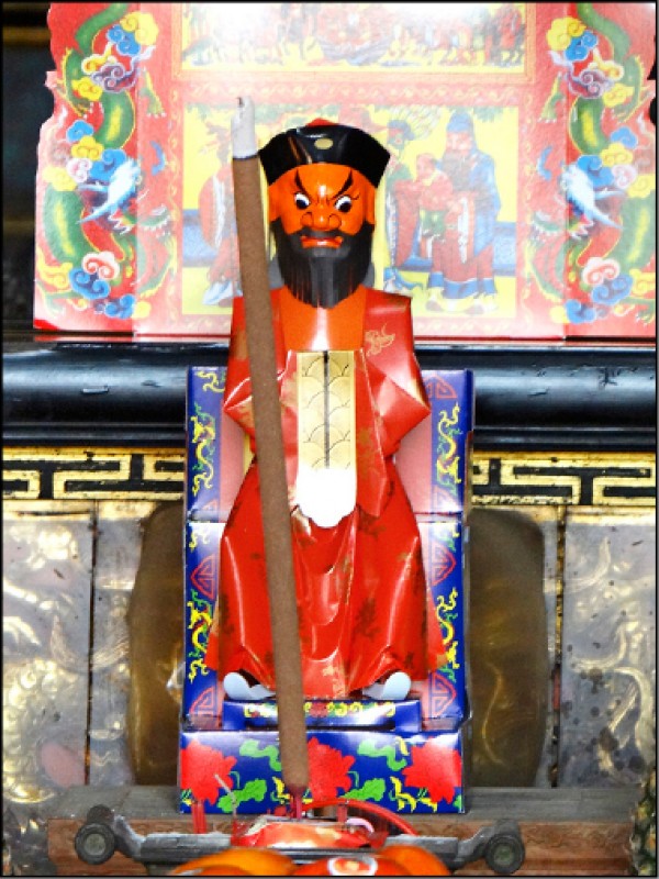 台南苓仔寮紙塑火王爺，在送火王活動當天下午開光進行祭拜。