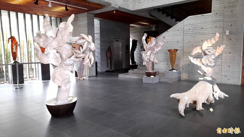 苗栗縣三義木雕博物館進行館舍修繕，提供參觀者不同的視覺感受。（記者張勳騰攝）