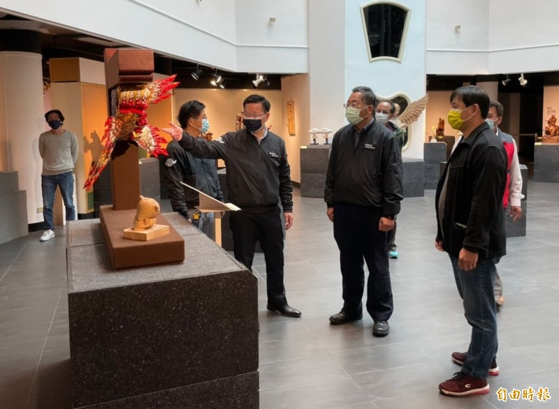 苗栗縣三義木雕博物館重新開館，苗栗縣政府秘書長陳斌山（右二）等人參觀館內新的木雕創作展。（記者張勳騰攝）