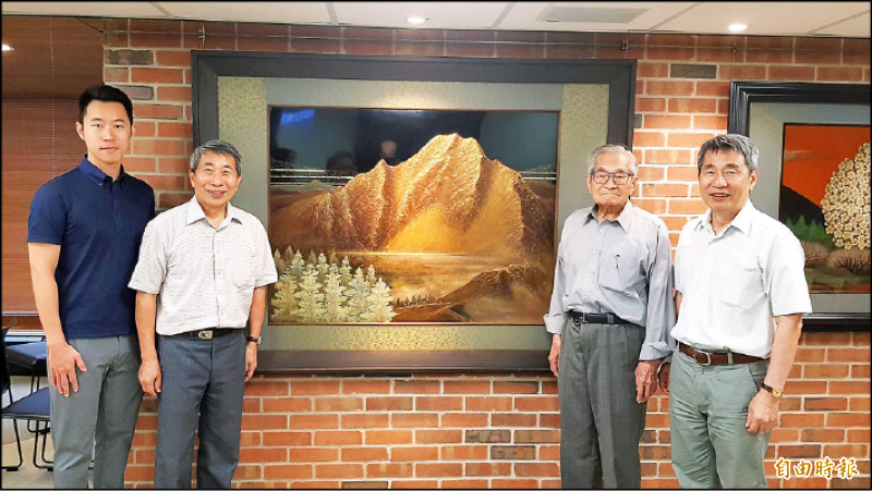 王清霜（右2）一家3代皆傳承漆藝，左起孫子王峻偉、二兒子王賢志及大兒子王賢民。圖中為王清霜作品〈玉山〉。（資料照，記者凌美雪攝）