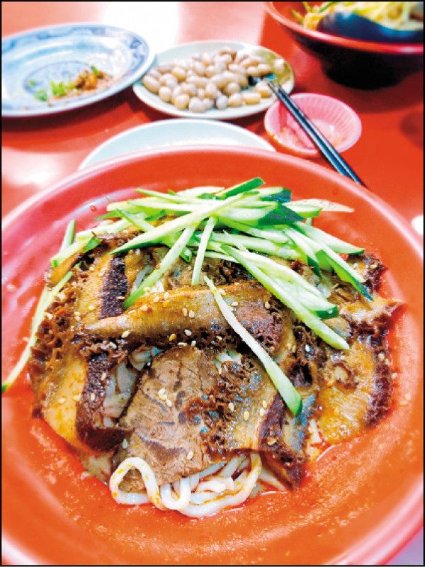 天母四方居麵館的麻辣牛肉拌麵，吃過一次就愛上。