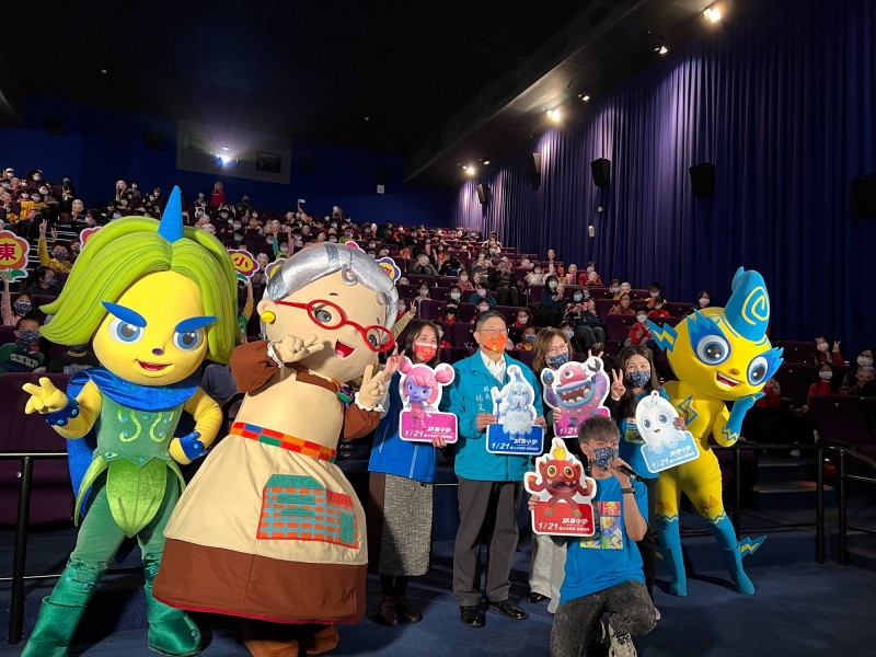 新竹縣跟公視合作，邀請偏鄉6校230名師生欣賞水果奶奶動畫影片。（竹縣府提供）