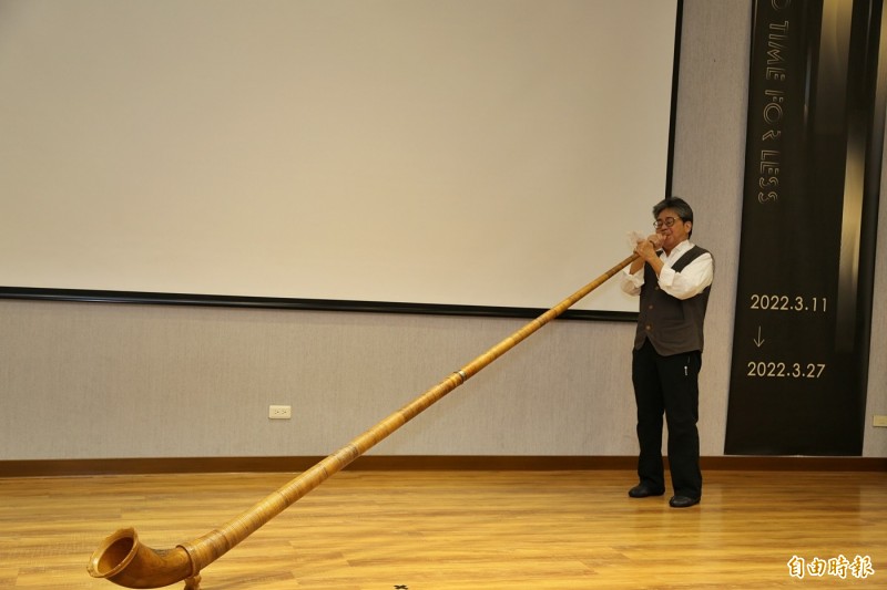 賴日陞教授現場演奏瑞士傳統樂器阿爾卑斯號，讓與者會感受影片傳達的意境。（記者丁偉杰攝）