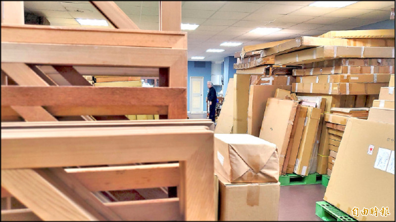畫室倉庫裡還有很多未繃上畫布的裸木框與各式大大小小的訂製畫框。（記者凌美雪攝）