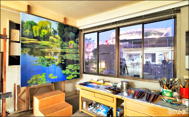 透過畫室對外窗可隱約遠眺南美館碎形屋頂，催生南美館與創作一樣，陳輝東堅信「只有藝術才能爭千秋」，也希望因此讓更多人享受藝術好生活。（記者凌美雪攝）