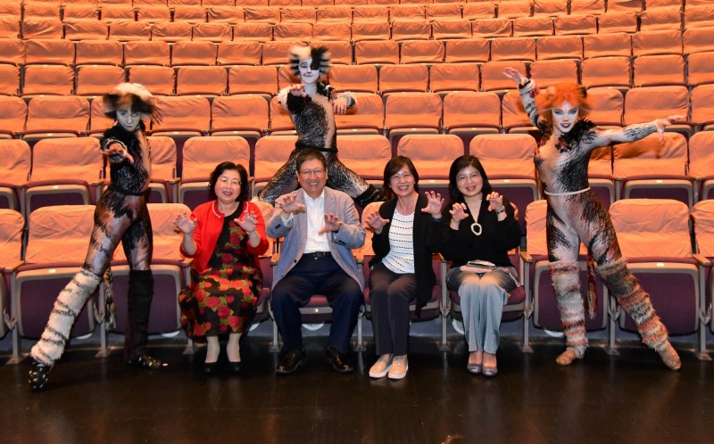 新竹縣長楊文科（左2）跟太太甘秀美（左1）以及縣府秘書長陳季媛（右2）、縣府文化局長李安妤（右）一起欣賞《CATS》後，和演員們合影留念。（記者黃美珠攝）