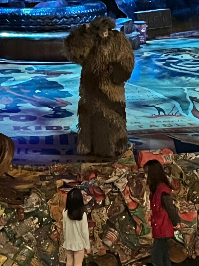 飾演「老戒律伯」的演員Brad Little昨晚中場休息時間現身舞台，跟台下的小女孩親切互動。（記者黃美珠攝）