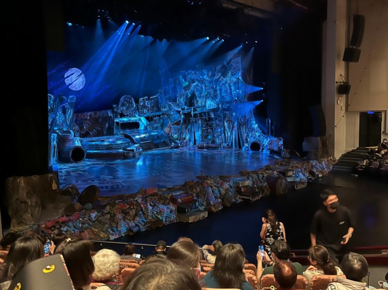 新竹縣政府文化局演藝廳舞台經過全新打造後，新增多款布幕，且更新燈光設備，除讓舞台變化更加豐富進而提升演出效果，還能減輕團隊表演負擔，不用額外租賃布幕燈具，也減少前置舞台組裝時間。 （記者黃美珠攝）